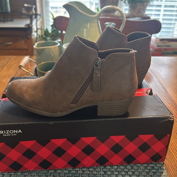 Arizona Galen Taupe Zip Booties - Size 8.5M NIB - Picture 2 of 5